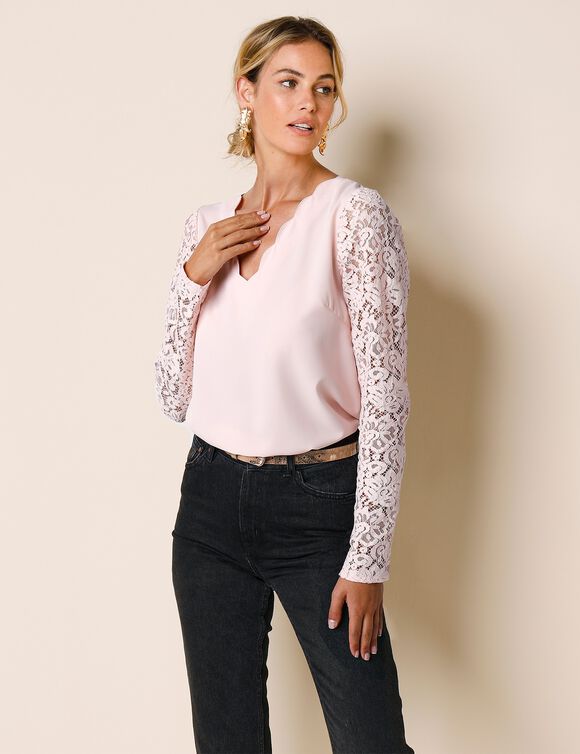 Blouse décolleté festonné dos, manches dentelle (rose poudré) Blouse décolleté festonné dos, manches dentelle (rose poudré)